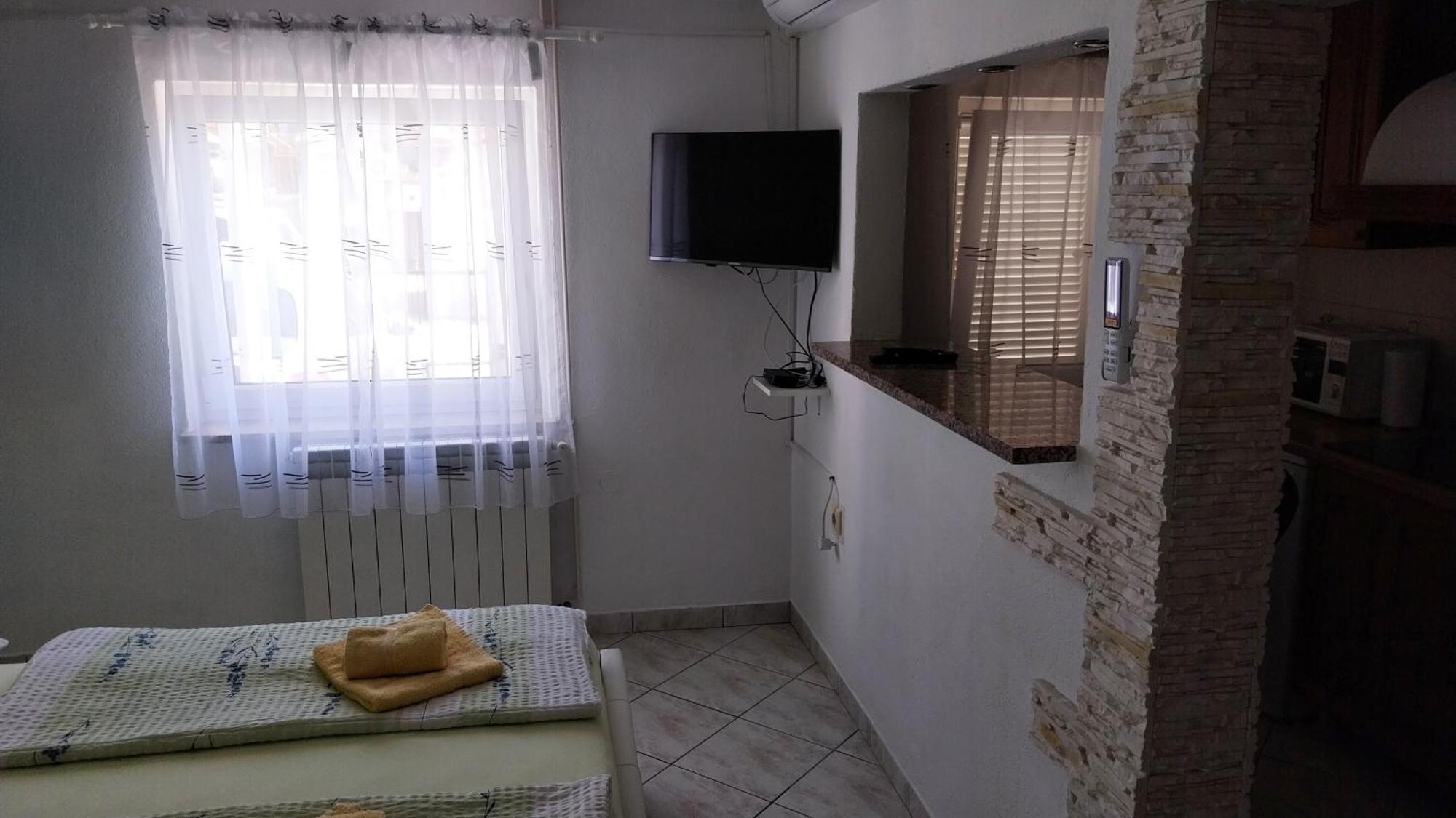 Jan 5 Apartment *